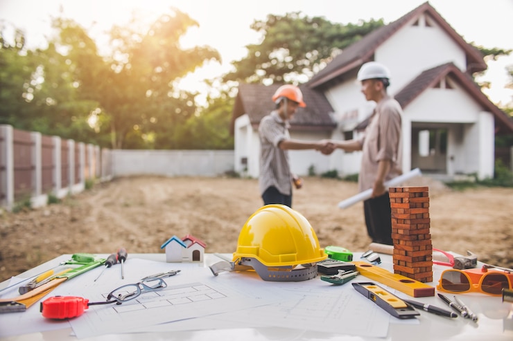 Foto ingenieurinspektion am arbeitsplatz für architekturplan