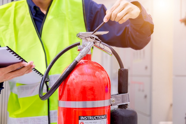 Ingenieurinspektion Feuerlöscher im Kontrollraum.