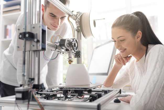 Ingenieurstudenten mit einem 3D-Drucker im Labor