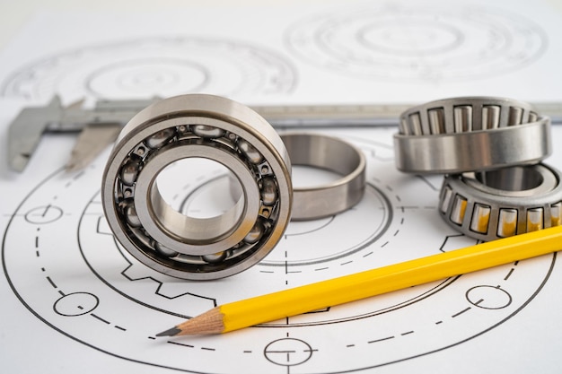 Ingenieurwerkzeuge und mechanische Industrie mit Vernier-Kaliber und Metallkugel Bering.