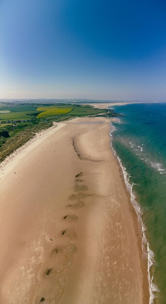 Inglaterra Northumberland Bamburgh Castle en una colina cerca de la playa