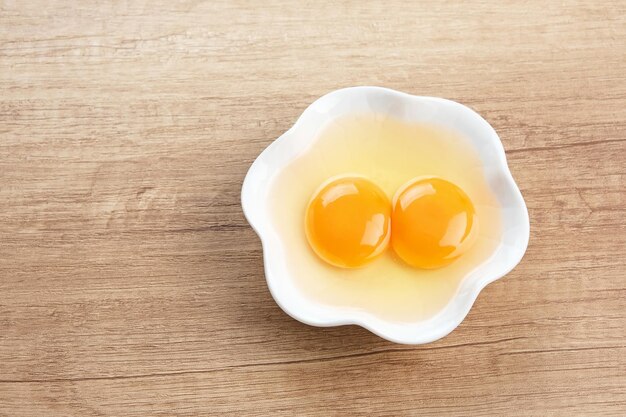 Ingrediente alimentario de yema de huevo de pollo orgánico abierto con corte de huevo
