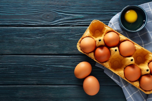 Ingrediente para cocinar huevos espacio para texto