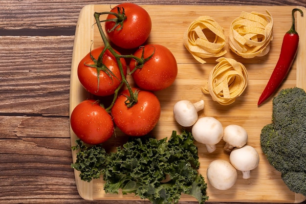 ingrediente de comida italiana. tomate y champiñones