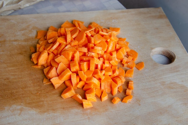 Ingrediente de cubos de zanahorias picadas para ensalada de estofado de sopa