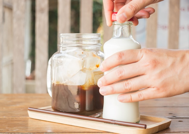 Ingrediente de café gelado caseiro na mesa de madeira