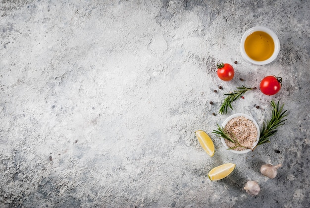 Ingrediente de cozinha, azeite, ervas e especiarias, superfície de pedra cinza vista superior cópia espaço