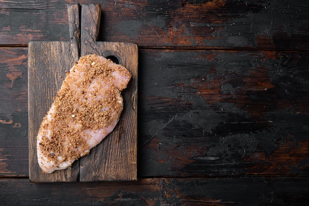 Ingrediente de peitos de frango crus esfarelados, na mesa de madeira, vista superior