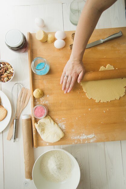 Ingrediente para hornear en la mesa de madera madera hacer masa para galletas