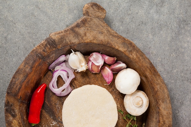 Ingrediente con masa de pizza