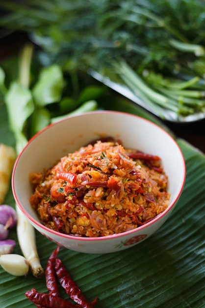 Foto ingrediente mezclado con chile y ajo antes de cocinar comida tailandesa