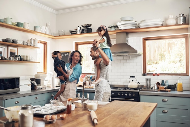 El ingrediente secreto de la repostería es siempre el amor Fotografía de una familia joven que pasa tiempo de calidad juntos en la cocina de su casa