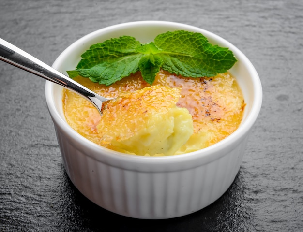 Ingrediente para la tradicional crema brulee, desde arriba