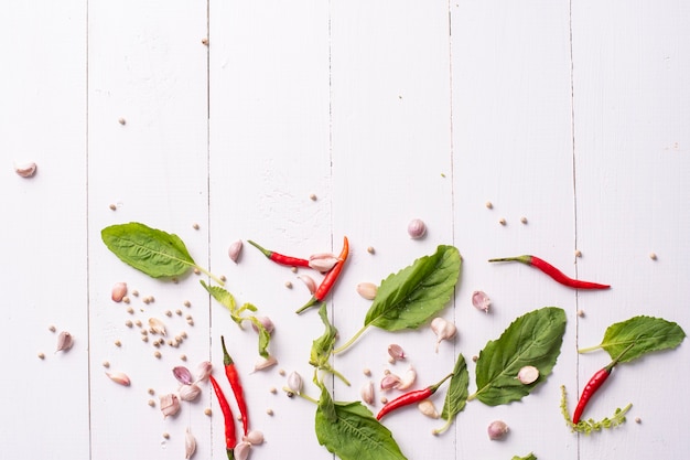 Ingrediente de verduras de especias en la mesa de madera blanca