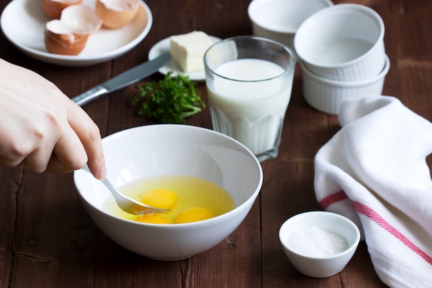 Ingredientes y accesorios para hacer tortilla. Estilo rústico