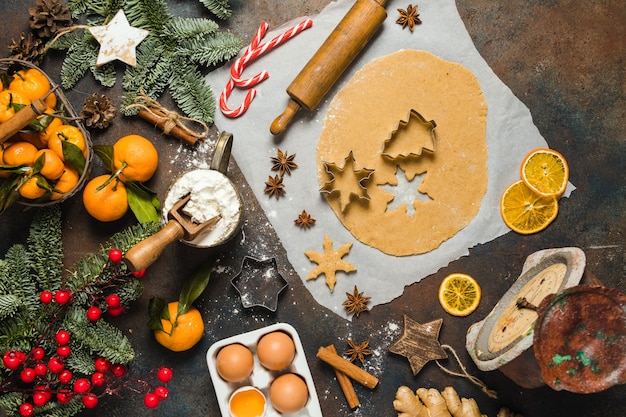 Ingredientes alimentares de férias para fazer pequenas árvores de biscoitos de gengibre de natal e tangerinas de floco de neve fi ...