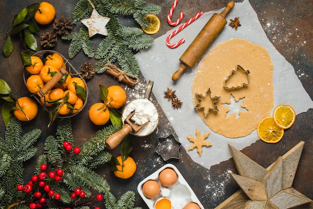 Ingredientes alimentares de férias para fazer pequenas árvores de biscoitos de gengibre de natal e tangerinas de floco de neve fi ...