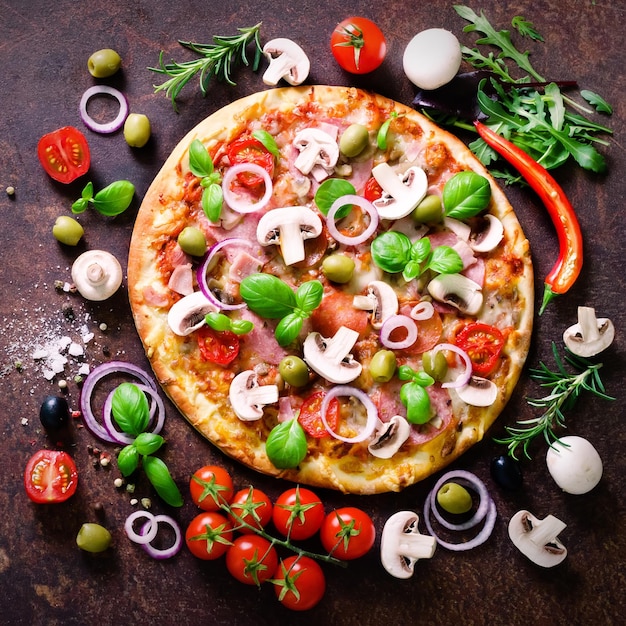 Ingredientes alimentares e especiarias para cozinhar cogumelos tomate queijo cebola óleo pimenta sal manjericão ralador azeitona e deliciosa pizza italiana em fundo rústico Copyspace Vista superior Quadrado
