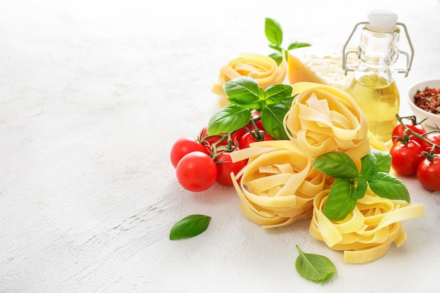 Ingredientes alimentares para massas italianas em branco.