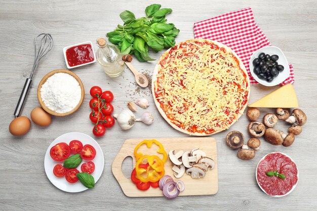 Ingredientes alimentares para pizza na mesa close-up