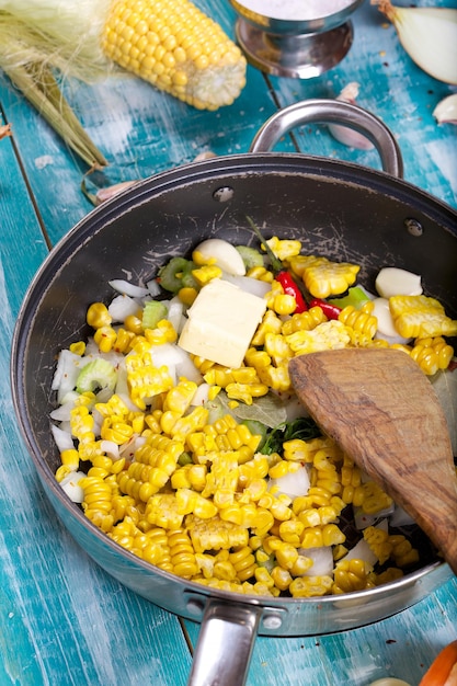 Ingredientes alimentares para sopa de creme de milho. fechar-se