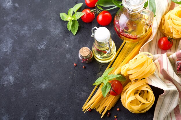 Ingredientes alimentarios para los espaguetis italianos