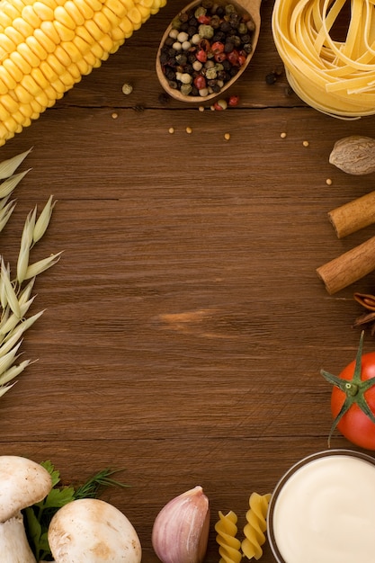 Ingredientes alimentarios y especias en mesa de madera