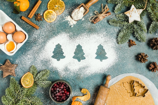 Ingredientes alimentarios navideños para hacer galletas de jengibre navideñas árboles pequeños vista superior concepto de alta calidad ...