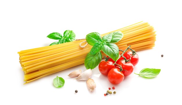Ingredientes alimentarios para pasta italiana en blanco.