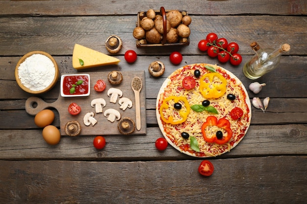 Ingredientes alimentarios para pizza en la mesa de cerca