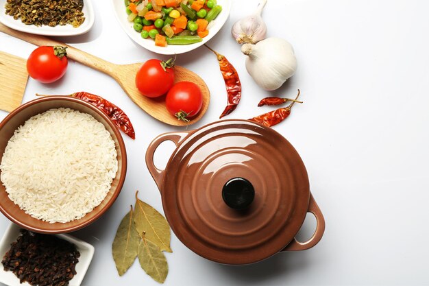 Ingredientes alimentarios y utensilios de cocina para cocinar aislados en blanco