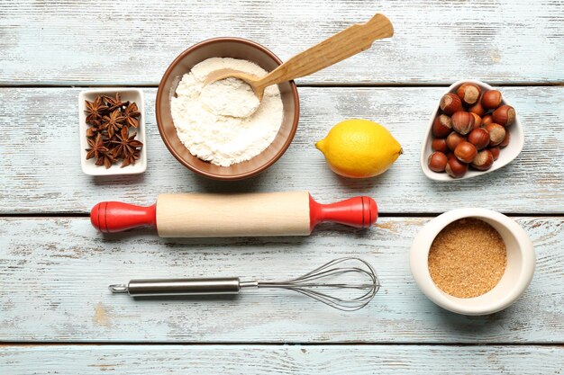 Ingredientes alimentarios y utensilios de cocina para cocinar sobre fondo de madera