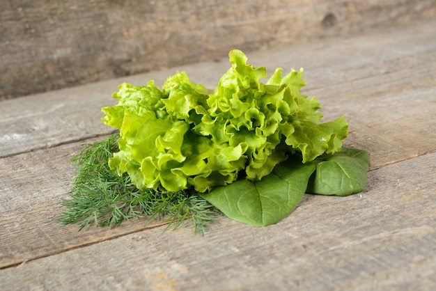 Ingredientes de alimentos orgánicos para ensalada en una vieja mesa de madera rústica