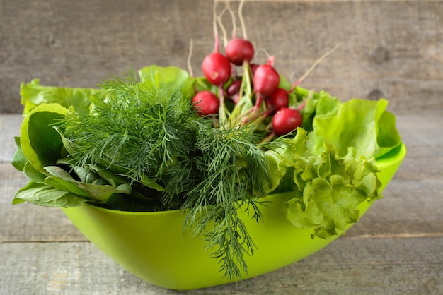 Ingredientes de alimentos orgánicos para saladon vista superior de la mesa de madera rústica antigua