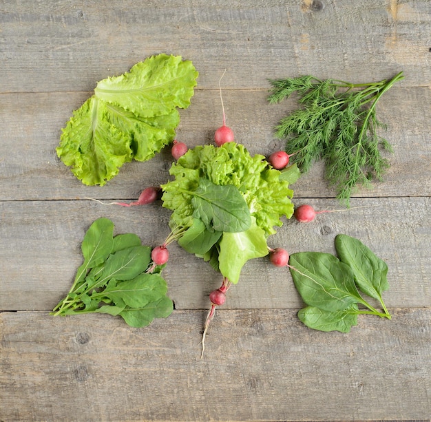 Ingredientes de alimentos orgánicos para saladon vista superior de la mesa de madera rústica antigua