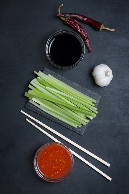 Ingredientes para alitas de pollo salteadas asiáticas tradicionales