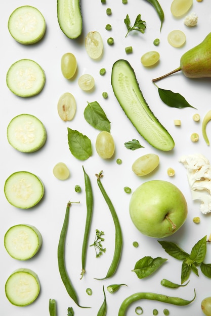 Ingredientes para el batido verde orgánico con frutas y verduras, bebida saludable