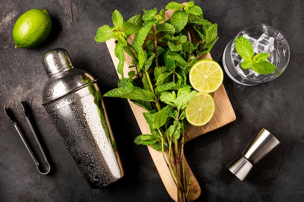 Ingredientes para la bebida mojito Lemon mint y bar ware