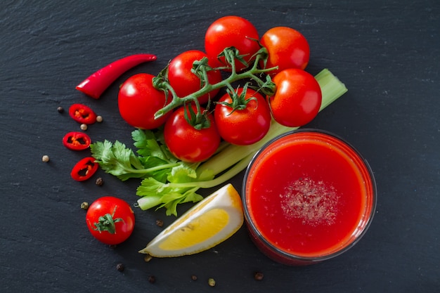 Ingredientes Bloody Mary sobre fondo de piedra oscura