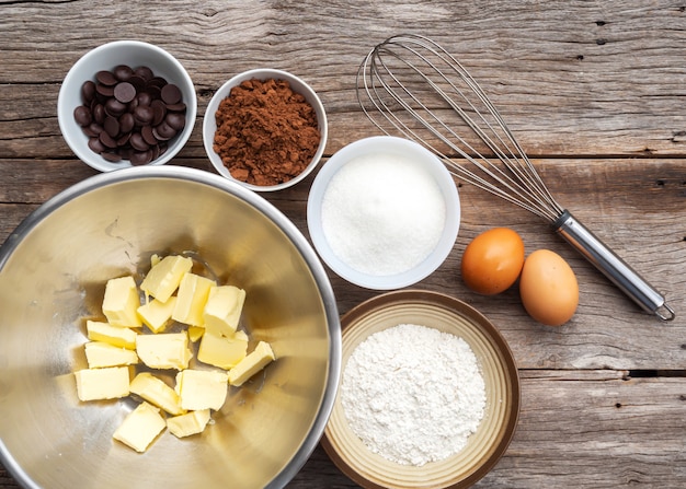 Ingredientes brownies en mesa de madera. Vista superior con copyspace.