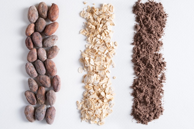 Ingredientes de cacao, granos de avena y cacao molido para crear un batido de chocolate saludable