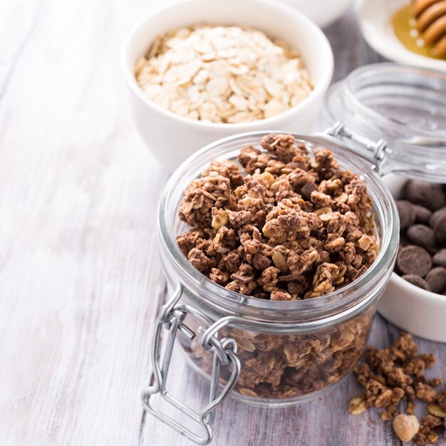 Ingredientes caseros de granola de chocolate.