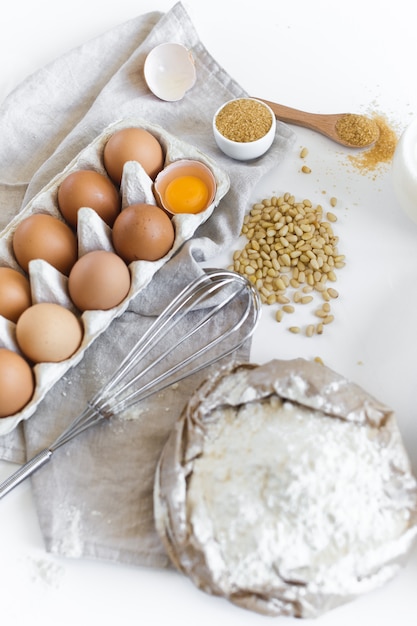 Foto ingredientes para la cocción casera. huevos, leche, harina, azúcar.