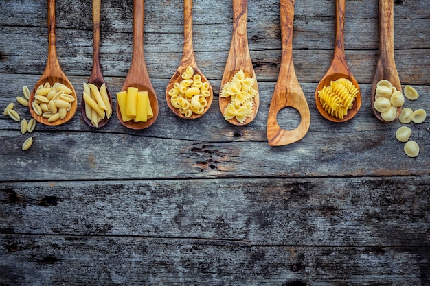 Ingredientes de cocina de comida italiana en el fondo de madera lamentable