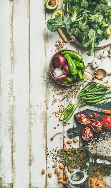 Ingredientes de cocina de comida vegetariana de invierno sobre composición vertical de fondo blanco