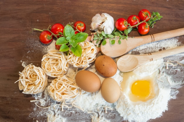 ingredientes de cocina preparación de espagueti en madera