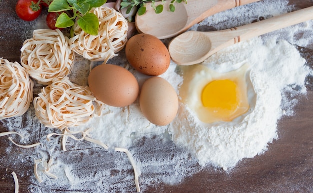 ingredientes de cocina preparación de espagueti en madera