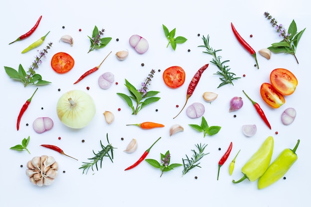 Ingredientes de cocina, varias verduras frescas y hierbas en la pared blanca. Concepto de alimentación saludable