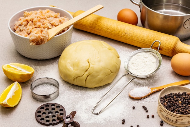 Ingredientes para cocinar albóndigas de pescado.