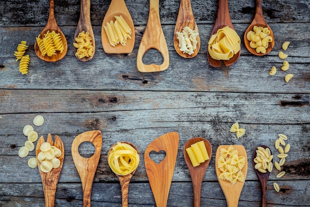 Ingredientes de cocinar de la comida italiana en fondo de madera lamentable con el espacio plano de la endecha y de la copia.